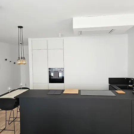 Apartamento New Spacious Two Bedroom Center With Parking, Near Public Transport